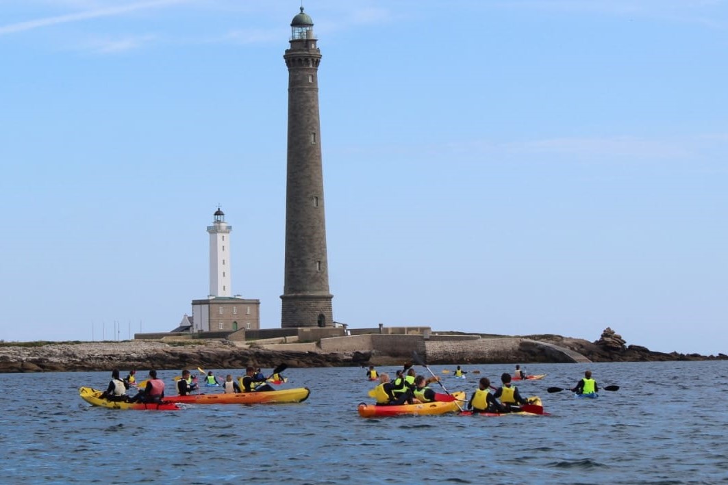Les jeunes Allemands et Français en route en kayak vers le plus haut phare d'Europe sur l'Île vierge